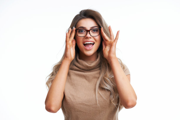 美丽的成年女性肖像。摄影棚拍摄，孤立在白色背景上图片下载