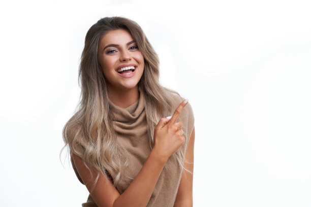 美丽的成年女性肖像。摄影棚拍摄，孤立在白色背景上图片下载