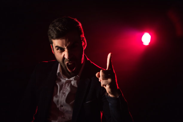 粉色背景的西装男，情绪激动。图片下载