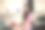 年轻的家庭主妇在明亮宽敞的厨房里准备蔬菜沙拉图片下载