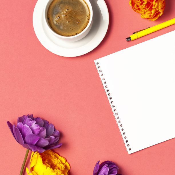 平躺春天的花，黄色的丁香，郁金香，咖啡杯，白色的空白相册，笔记本，钢笔，粉红色的背景。可爱的母亲节生日贺卡。女人的办公桌，模板图片下载