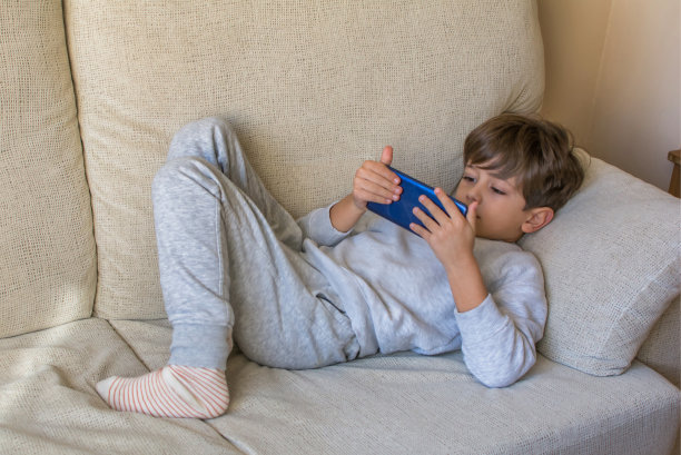 在智能手机上玩电子游戏图片下载