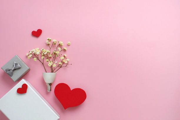 情人节卡片:白色礼盒，上面有蝴蝶结和红心。创造性的概念图片下载