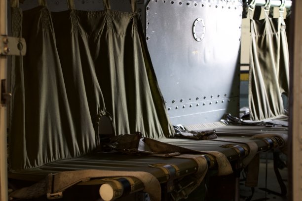 没有人的照片，空旧的军用飞机座位拍摄在泰国的概念下的军用飞机，战争，士兵或冲突使用或项目图片下载