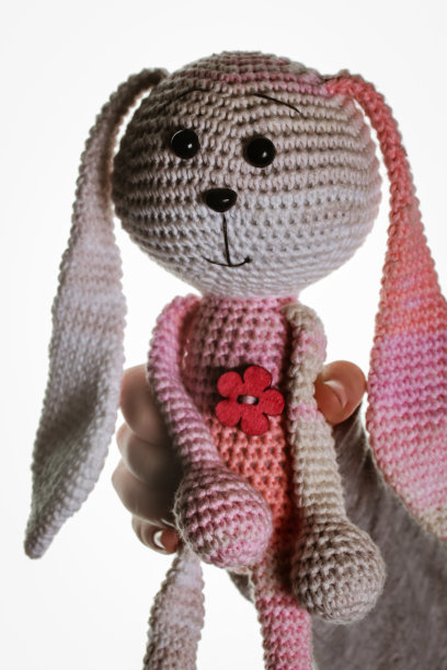 手工编织的玩具粉红色和白色的兔子图片下载