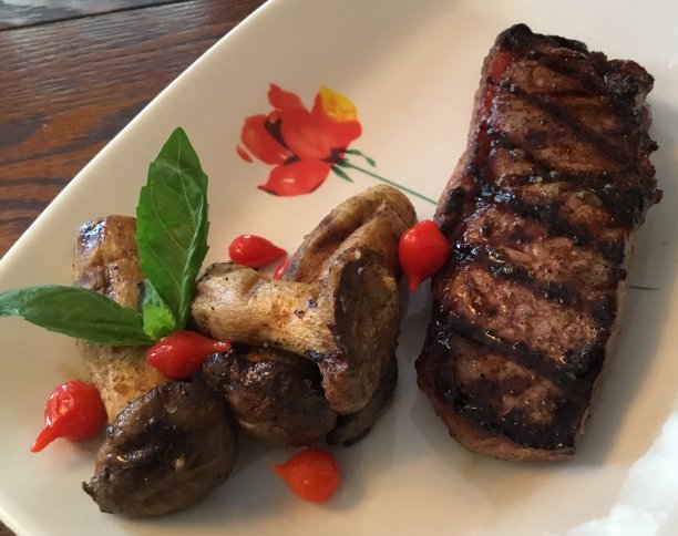 烤纽约牛里脊配Sautéed小号蘑菇图片下载