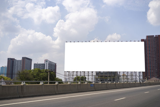空白白色道路广告牌与曼谷城市景观背景在白天。图片下载