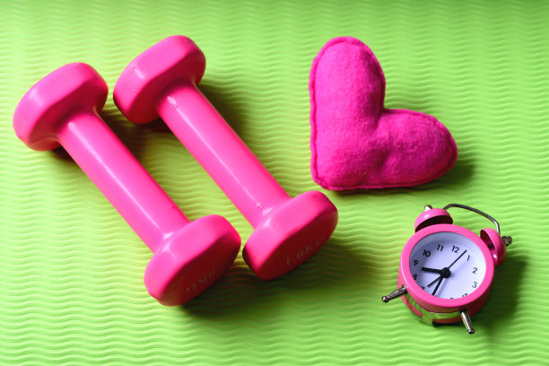 闹钟和心脏旁边是粉色的哑铃图片下载