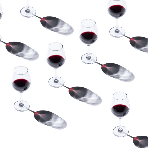 图案与一杯红酒在白色背景上图片下载