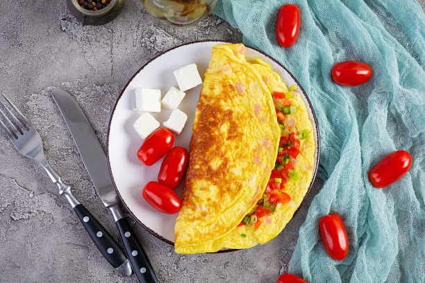 用牛肉、番茄、洋葱和香草煎蛋卷。美味的早餐配炒鸡蛋。俯视图图片下载