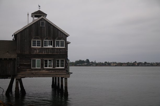 那座房子漂浮在海洋上的栅栏上图片下载