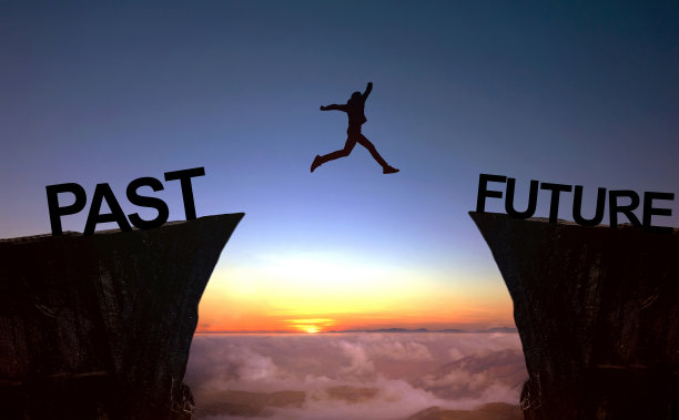 向前和不断改进的理念，剪影男子跳上悬崖从过去到未来图片下载