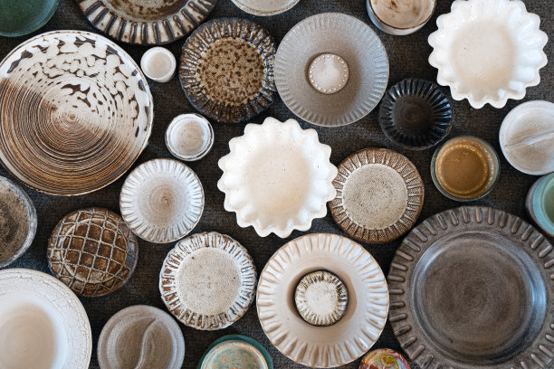 手工制作的陶瓷餐具。图片下载