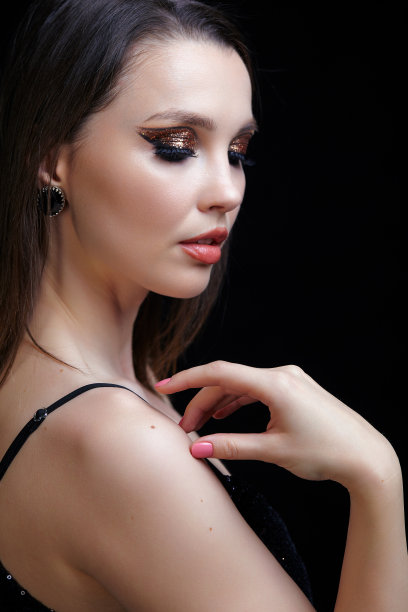 美丽的年轻女子肖像与时尚闪亮的脸妆。图片下载