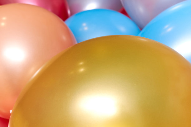 丰富多彩的有趣的气球。背景，焦点深度低。图片下载