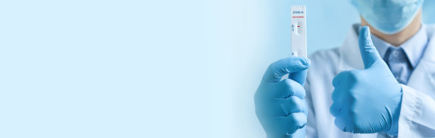 医生双手戴着医用手套，拿着自我检测呈阴性的COVID-19 Deltacron变异应变测试，并竖起大拇指。医学的概念，康复。横幅,复制空间图片下载