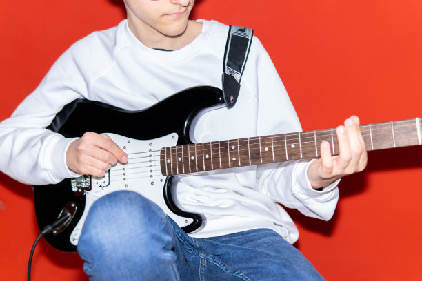 弹电吉他的年轻人。音乐、乐器教育、娱乐、摇滚明星、音乐会及学习理念图片下载
