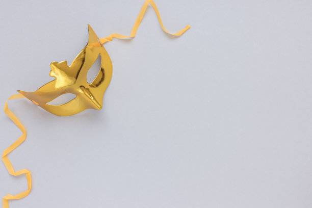灰色背景上的金色嘉年华面具。狂欢季节、庆典、化装派对概念图片下载