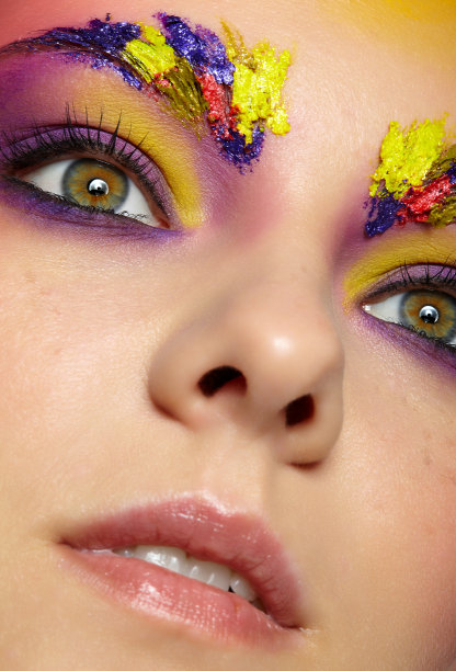 特写女性肖像与不寻常的脸艺术化妆和雀斑。图片下载