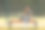 坐在运动场上。一个年轻的亚洲妇女白天在户外图片下载
