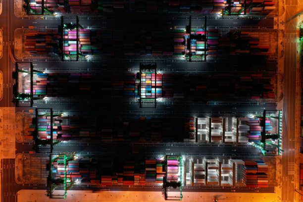 晚上用无人机从空中运送集装箱图片下载