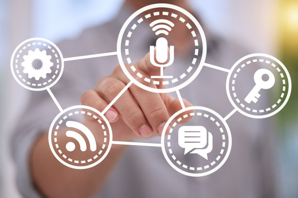 裁剪的照片，一个不知名的商人独自站在办公室里，点击一个虚拟的麦克风按钮图片下载