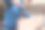一名男子在木工车间用电钻钻木板。特写镜头图片下载