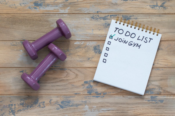 记事本在木制背景上的铭文-要做的清单-加入健身房。图片下载