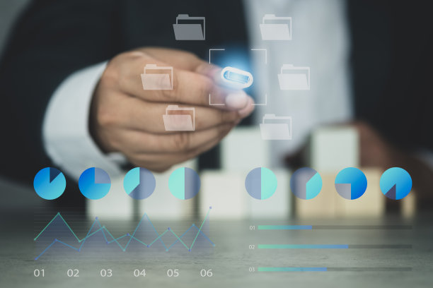 商人手持u盘在云计算屏幕上显示业务仪表板上的图形、文件夹等图片下载