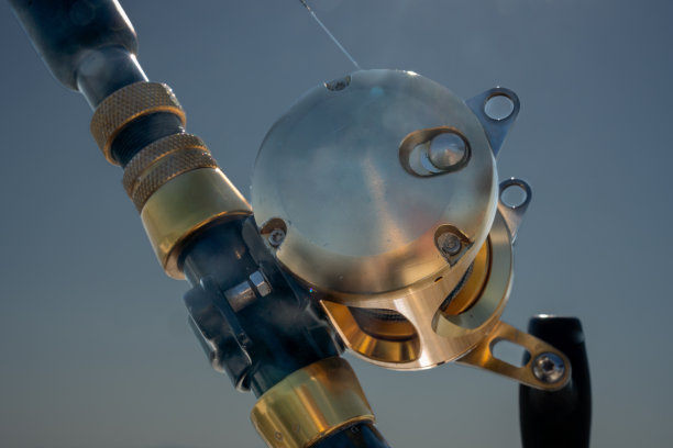 大海里的一艘渔船上挂着一个大渔轮。这些卷轴是用来捕获大型的猎物鱼，如鲯鳅，剑鱼，金枪鱼，旗鱼，剑鱼，鲨鱼和马林鱼。它们被用于热带和冷水海洋。图片下载