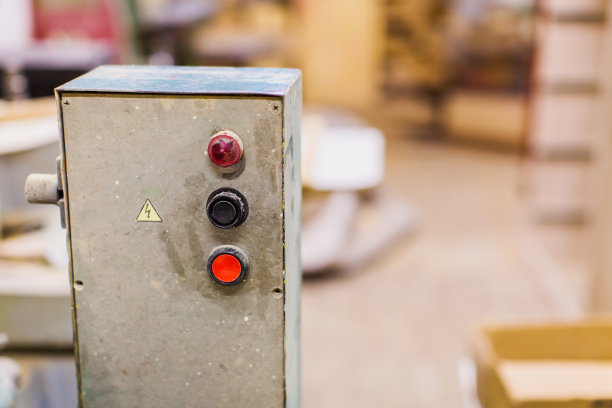 遥控带按钮。用于木材加工的机器。木工。家具制造。木工车间。家具组装。锯木厂。木材加工。木工生产。图片下载