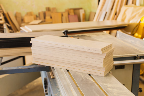 木工。家具制造。木工车间。家具组装。锯木厂。木材加工。木工生产。木板被堆叠起来。图片下载