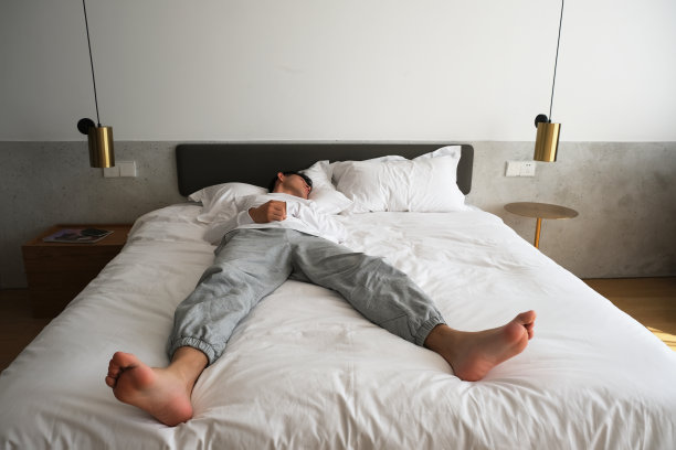 年轻人睡在床上图片下载