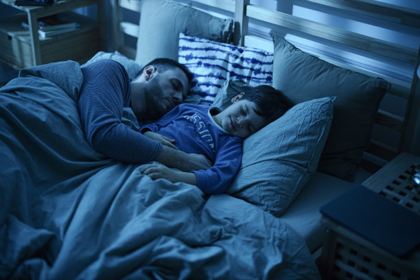 父亲和儿子睡在床上图片下载