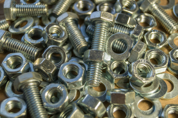 各种硬件。金属紧固件。螺栓、螺母和垫圈。软焦点，抽象，行业背景图片下载