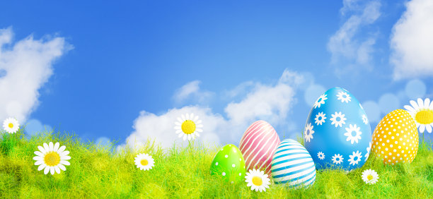 复活节彩蛋在草地与天空的背景。图片下载