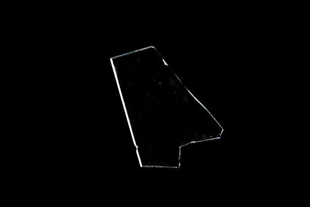 锋利的玻璃碎片在黑色背景下绝缘图片下载