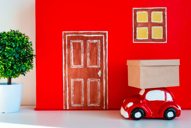 红色装饰的房子与玩具包裹和产品。非接触式包装盒及产品的交付。图片下载