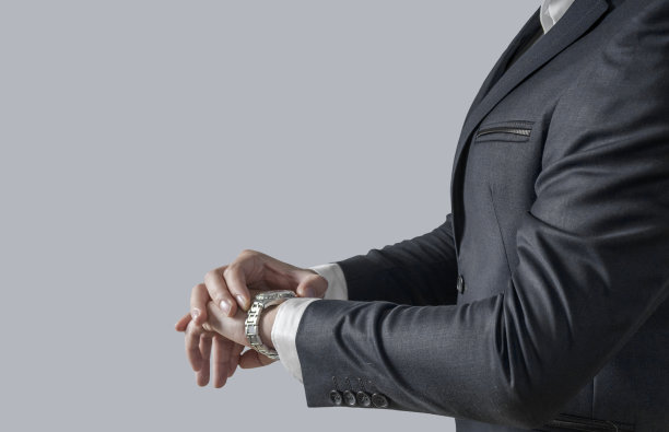 商人看了看手表，看了看时间图片下载
