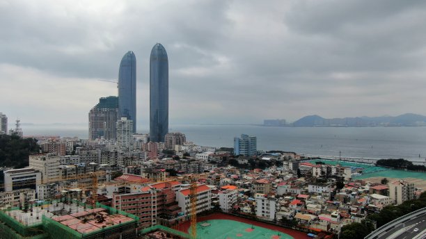 多云的海滨城市风光图片下载