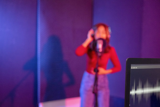 年轻夫妇的休闲活动。图片下载