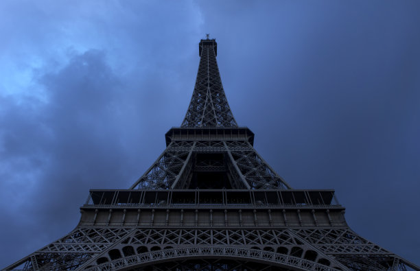 埃菲尔铁塔上的乌云图片下载