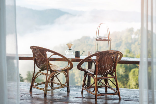 阿拉比卡咖啡由老式咖啡滴滤设备在木桌上酿造，早上与山区的乡村民宿图片下载