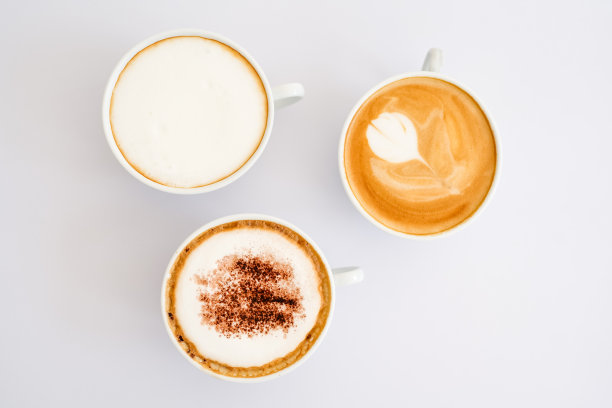 不同的热咖啡在白色背景上。图片下载