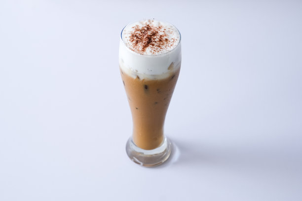 冰卡布奇诺咖啡杯白色背景。图片下载