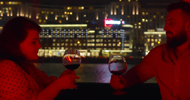 甜蜜的情侣庆祝周年纪念日在浪漫的地方全景窗户图片下载