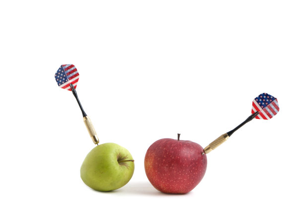 实现目标的概念。在事业和生活中实现目标。飞镖正中靶心。图片下载