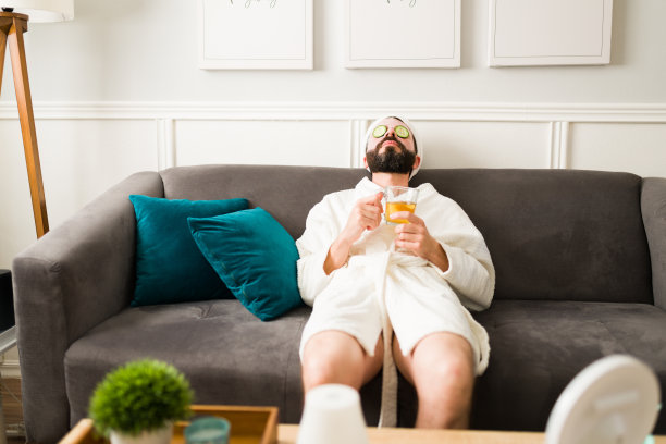 一个年轻人在做面部护理图片下载