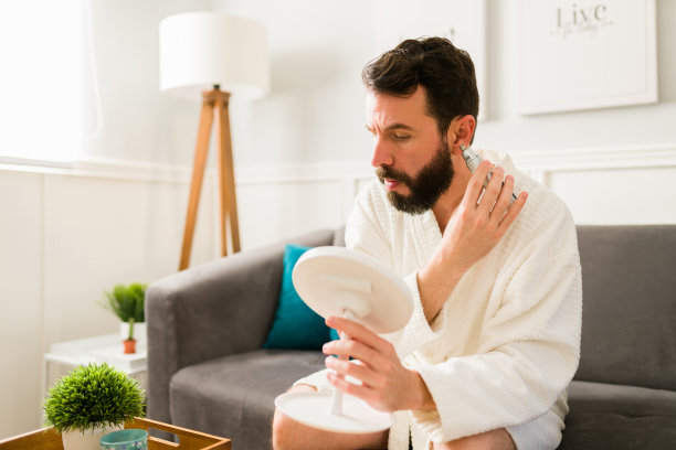 成年男子在修剪耳毛图片下载