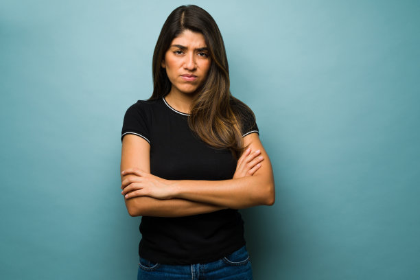 愤怒的女人双臂交叉图片下载